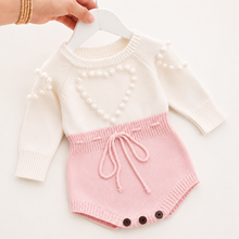 Carregar imagem no visualizador da galeria, Romper tricô corações 💗✨