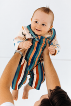 Carregar imagem no visualizador da galeria, Jardineirinha Infantil Unissex – Estampas Coloridas e Divertidas 👶