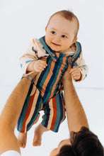 Carregar imagem no visualizador da galeria, Jardineirinha Infantil Unissex – Estampas Coloridas e Divertidas 👶