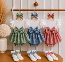 Carregar imagem no visualizador da galeria, Conjunto Bebê 3 Peças com Vestido Floral e Faixa de Cabelo