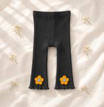 Carregar imagem no visualizador da galeria, Legging com detalhe de flor