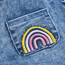 Carregar imagem no visualizador da galeria, Jardineira Jeans Arco Iris