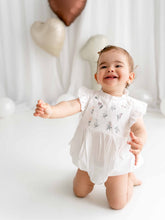 Carregar imagem no visualizador da galeria, Romper Branco Bordado Floral com Babadinhos