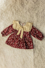 Carregar imagem no visualizador da galeria, Vestido Floral com Gola Laço – Vermelho Encanto 🌸❤️