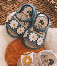 Carregar imagem no visualizador da galeria, Sandalia baby florzinhas