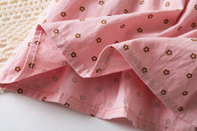 Carregar imagem no visualizador da galeria, Vestido Bege com Efeito Sobreposição – Detalhe Coelhinho 🐰🌼