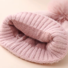 Carregar imagem no visualizador da galeria, Gorro Infantil com Pompom e Corações