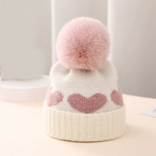 Carregar imagem no visualizador da galeria, Gorro Infantil com Pompom e Corações