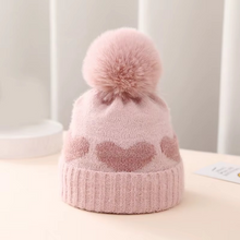 Carregar imagem no visualizador da galeria, Gorro Infantil com Pompom e Corações
