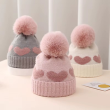 Carregar imagem no visualizador da galeria, Gorro Infantil com Pompom e Corações