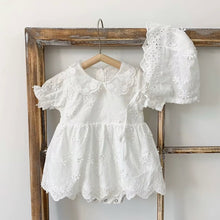 Carregar imagem no visualizador da galeria, Romper Vestido Guipir Florzinhas + Touquinha