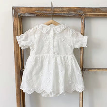 Carregar imagem no visualizador da galeria, Romper Vestido Guipir Florzinhas + Touquinha