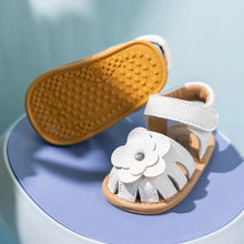 Carregar imagem no visualizador da galeria, Sandalia courino flor