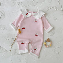 Carregar imagem no visualizador da galeria, Macacão Rosa Bordado com Cerejinhas 🍒 – Gola Peter Pan