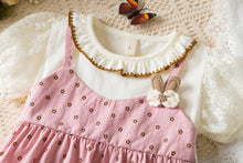 Carregar imagem no visualizador da galeria, Vestido Bege com Efeito Sobreposição – Detalhe Coelhinho 🐰🌼