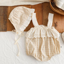 Carregar imagem no visualizador da galeria, Macacão Campestre com Babadinhos e touca