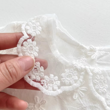 Carregar imagem no visualizador da galeria, Romper Vestido Guipir Florzinhas + Touquinha