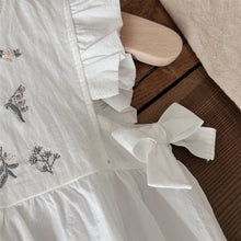Carregar imagem no visualizador da galeria, Romper Branco Bordado Floral com Babadinhos