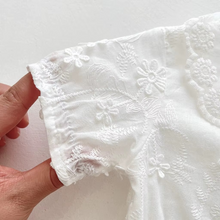 Carregar imagem no visualizador da galeria, Romper Vestido Guipir Florzinhas + Touquinha