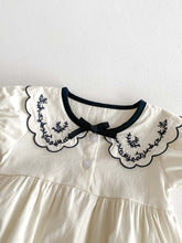 Carregar imagem no visualizador da galeria, Macaquinho Bebê Gola Bordada com Detalhes Delicados