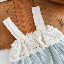 Carregar imagem no visualizador da galeria, Macacão Campestre com Babadinhos e touca