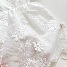 Carregar imagem no visualizador da galeria, Romper Vestido Guipir Florzinhas + Touquinha