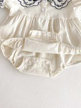 Carregar imagem no visualizador da galeria, Macaquinho Bebê Gola Bordada com Detalhes Delicados