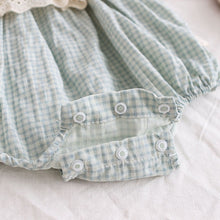 Carregar imagem no visualizador da galeria, Macacão Campestre com Babadinhos e touca