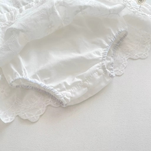 Carregar imagem no visualizador da galeria, Romper Vestido Guipir Florzinhas + Touquinha