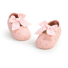 Carregar imagem no visualizador da galeria, Sapatinho Bebê Laço de Cetim com Estampa Floral 🌸👶✨
