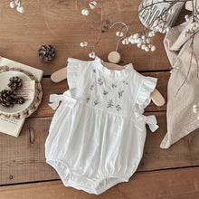 Carregar imagem no visualizador da galeria, Romper Branco Bordado Floral com Babadinhos