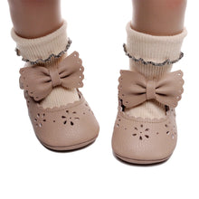 Carregar imagem no visualizador da galeria, Sapatinho em couro ecológico com laço