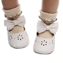 Carregar imagem no visualizador da galeria, Sapatinho em couro ecológico com laço