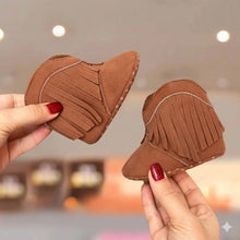 Carregar imagem no visualizador da galeria, Botinha Baby Camurça com Franjinhas