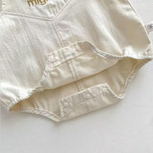 Carregar imagem no visualizador da galeria, Conjunto Mignon Baby – Camiseta e Jardineira com Ursinho Bordado
