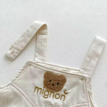 Carregar imagem no visualizador da galeria, Conjunto Mignon Baby – Camiseta e Jardineira com Ursinho Bordado
