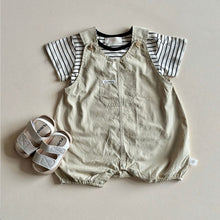 Carregar imagem no visualizador da galeria, Conjunto Infantil com Camiseta Listrada + Jardineira Casual
