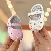 Carregar imagem no visualizador da galeria, Sapatinho Bebê Mary Jane Floral com Fivela 🌸👶✨
