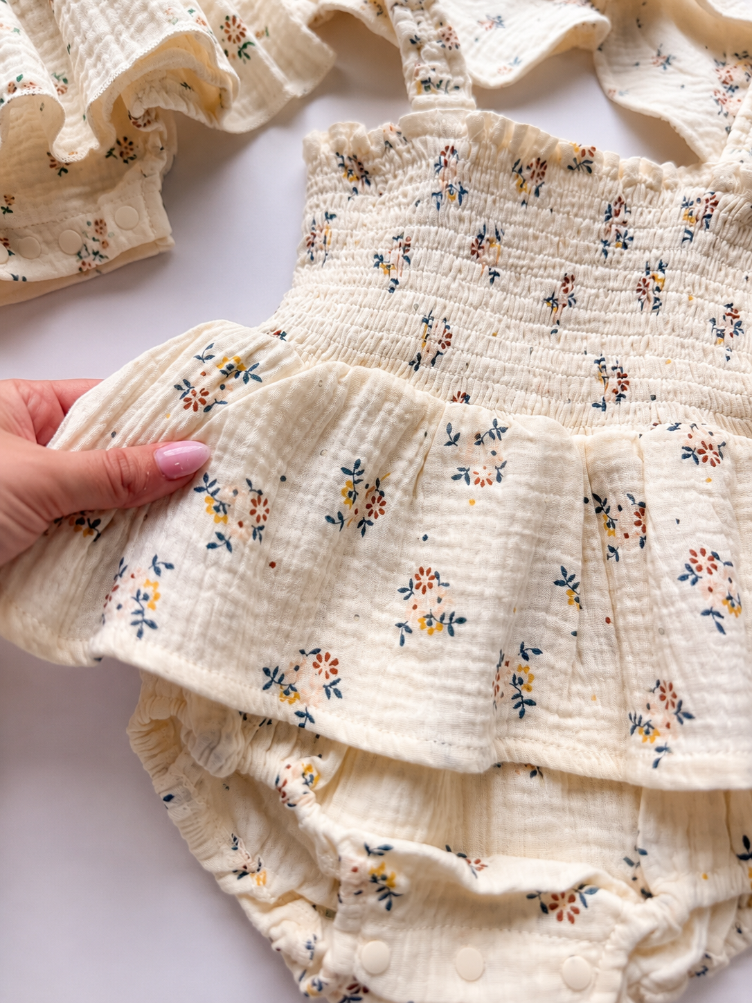 Conjunto Bebê Floral com Chapéu – Algodão Natural (2 peças)
