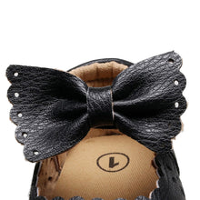 Carregar imagem no visualizador da galeria, Sapatinho em couro ecológico com laço
