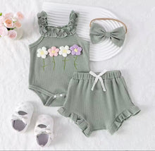 Carregar imagem no visualizador da galeria, Conjunto Verão Bebê – Macacão, Short e Faixa Floral
