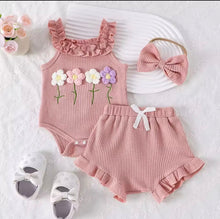 Carregar imagem no visualizador da galeria, Conjunto Verão Bebê – Macacão, Short e Faixa Floral
