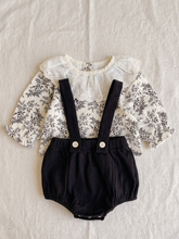Carregar imagem no visualizador da galeria, Conjunto Infantil Lótus – Body Floral com Jardineira
