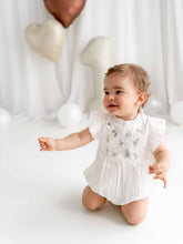 Carregar imagem no visualizador da galeria, Romper Branco Bordado Floral com Babadinhos
