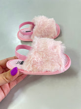 Carregar imagem no visualizador da galeria, Chinelo peluciadinho fufi
