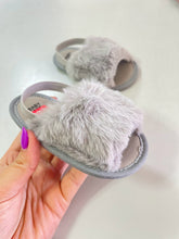 Carregar imagem no visualizador da galeria, Chinelo peluciadinho fufi
