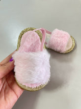 Carregar imagem no visualizador da galeria, Chinelo peluciadinho fufi
