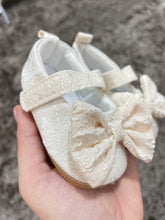 Carregar imagem no visualizador da galeria, Sapatinho Rendado
