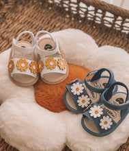 Carregar imagem no visualizador da galeria, Sandalia baby florzinhas

