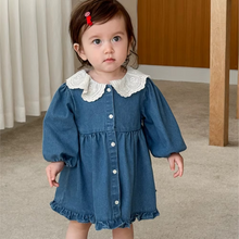 Carregar imagem no visualizador da galeria, Vestido Infantil Denim com Gola de Renda

